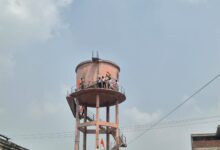 Photo of Noida: आरक्षण और UGC के विरोध में सड़कों पर उमड़ा सवर्ण समाज, नाराज युवाओं ने पानी की टंकी पर चढ़कर लगाए नारे