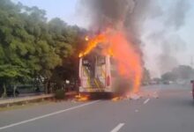 Photo of Noida: नोएडा-ग्रेटर नोएडा एक्सप्रेस-वे पर चलती स्लीपर बस बनी आग का गोला, 32 यात्री निकाले गए सुरक्षित