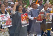 Photo of Noida: कांग्रेस नेताओं ने काले कपड़े पहनकर किया प्रदर्शन, राहुल-प्रियंका व अन्य को हिरासत में लेने पर जताया विरोध