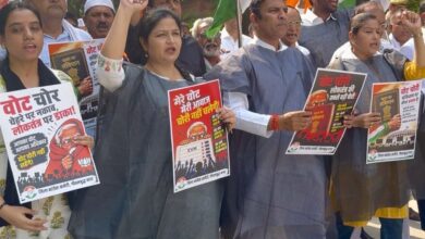 Photo of Noida: कांग्रेस नेताओं ने काले कपड़े पहनकर किया प्रदर्शन, राहुल-प्रियंका व अन्य को हिरासत में लेने पर जताया विरोध