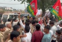 Photo of Noida: सपा कार्यकर्ताओं की तरफ से निकाली गई ‘वोट बचाओ, देश बचाओ’ पदयात्रा, पुलिस के रोकने पर हुए नाराज