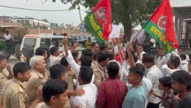 Photo of Noida: सपा कार्यकर्ताओं की तरफ से निकाली गई ‘वोट बचाओ, देश बचाओ’ पदयात्रा, पुलिस के रोकने पर हुए नाराज