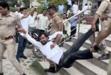 Photo of Noida: यमुना प्राधिकरण को घेरने जा रहे किसानों को घसीटकर ले जाती दिखाई दी पुलिस, सपा नेताओं को भी नहीं छोड़ा