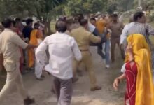 Photo of Noida: ग्रेनो प्राधिकरण पर किसानों के पुलिस ने की धक्का-मुक्की, जेसीबी लगाकर रास्ता रोका