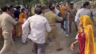 Photo of Noida: ग्रेनो प्राधिकरण पर किसानों के पुलिस ने की धक्का-मुक्की, जेसीबी लगाकर रास्ता रोका