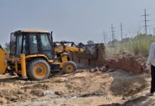 Photo of Noida: 40 करोड़ की जमीन पर भनौता में बनाए जा रहे थे विला, प्राधिकरण ने एक्शन लेते हुए चलाया बुल्डोजर